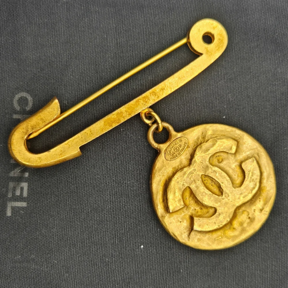 #25 Chanel Preloved CC Gold Medallion Brooch - Picture 14 of 16